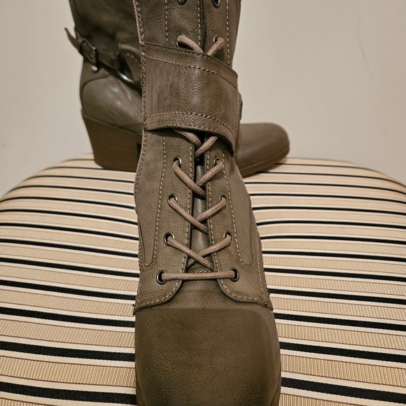 New Guess Boots - Picture 3 of 4